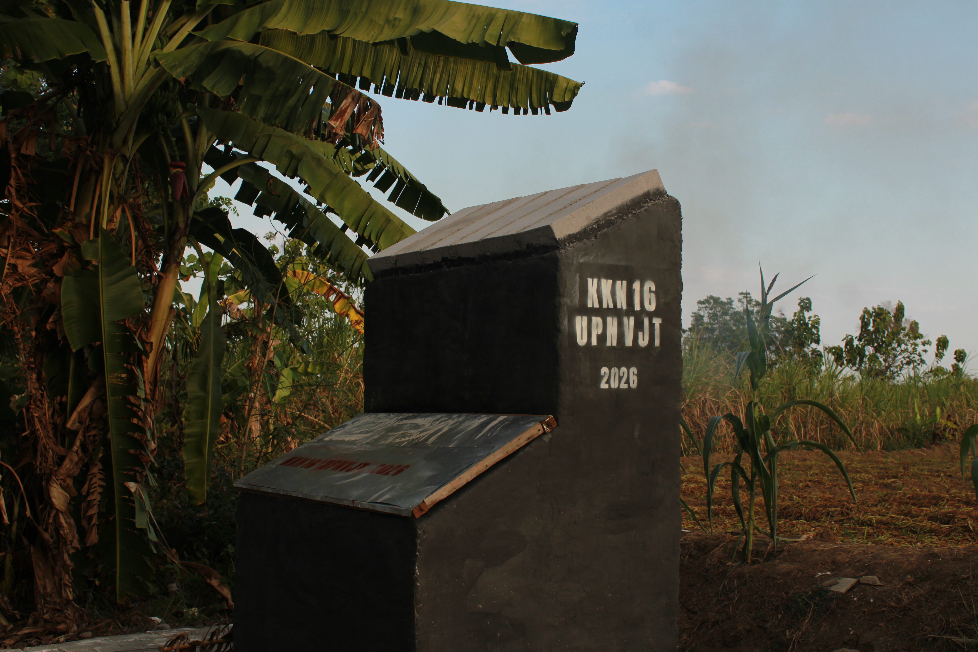Dukung Pengelolaan Sampah, KKN Kelompok 16 UPN Veteran Jawa Timur Bangun Insinerator di Desa Katemas